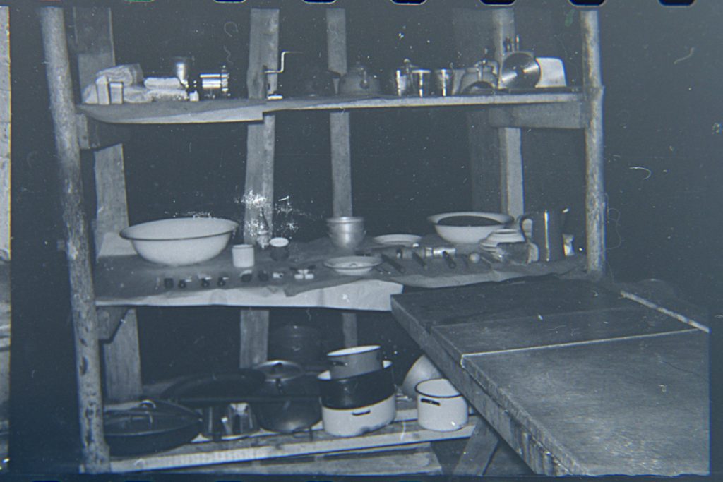 Zdjęcie obrazujące życie obozowe harcerzy 40. lat temu. źródło: archiwa prywatne, cyfryzowane, wszelkie prawa zastrzeżone
