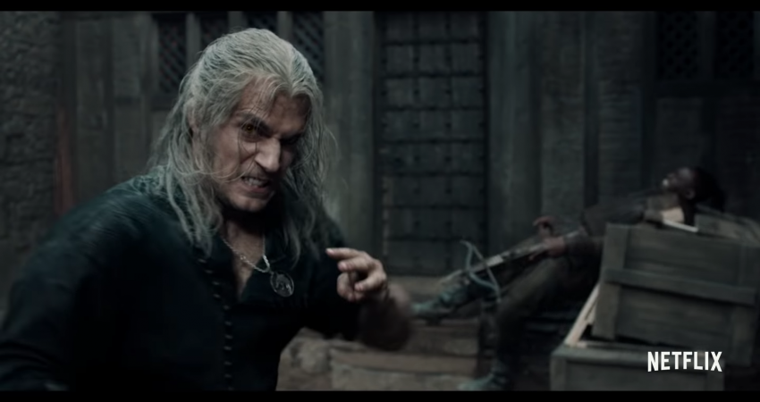 Kadr z trailera serii "Witcher". Na pierwszym planie odgrywający rolę Geralta z Rivii Henry Cavill. źródło obrazu: kanał oficjalny Netflix na YouTube