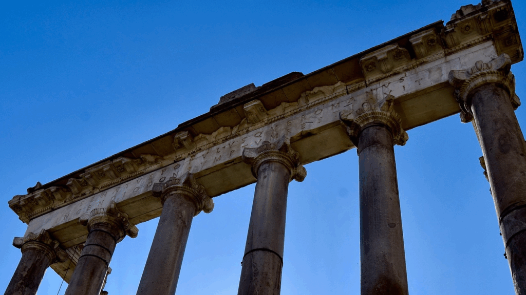 Obraz ukazujący rzymskie kolumny na tle nieba.