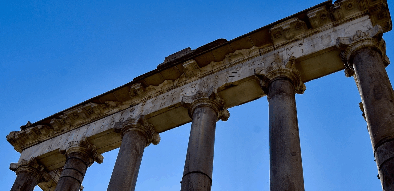 Obraz ukazujący rzymskie kolumny na tle nieba.